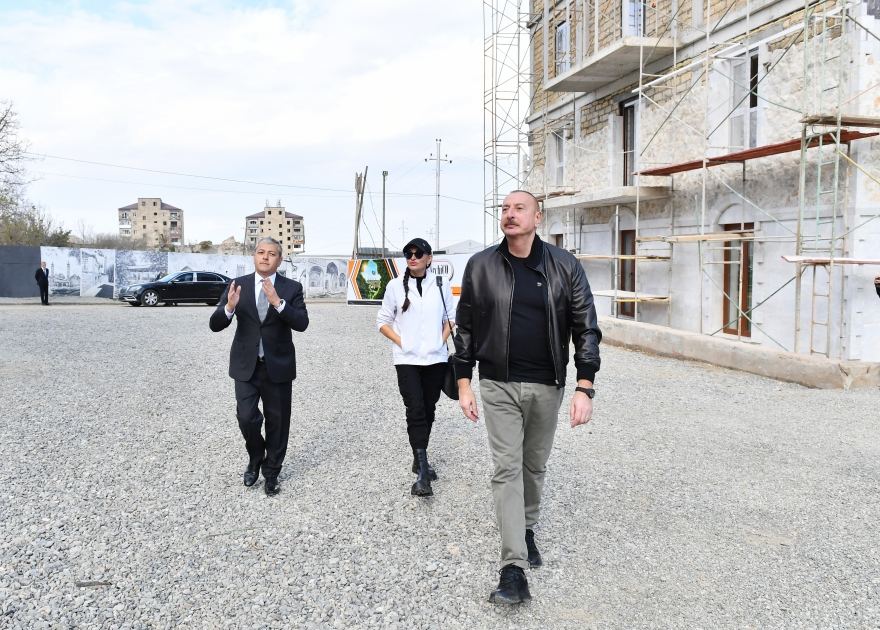 Prezident İlham Əliyev və Birinci xanım Mehriban Əliyeva Şuşada 23 binadan ibarət yaşayış kompleksində aparılan tikinti işləri ilə tanış olublar (YENİLƏNİB) (FOTO)