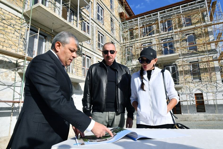 Prezident İlham Əliyev və Birinci xanım Mehriban Əliyeva Şuşada 23 binadan ibarət yaşayış kompleksində aparılan tikinti işləri ilə tanış olublar (YENİLƏNİB) (FOTO)