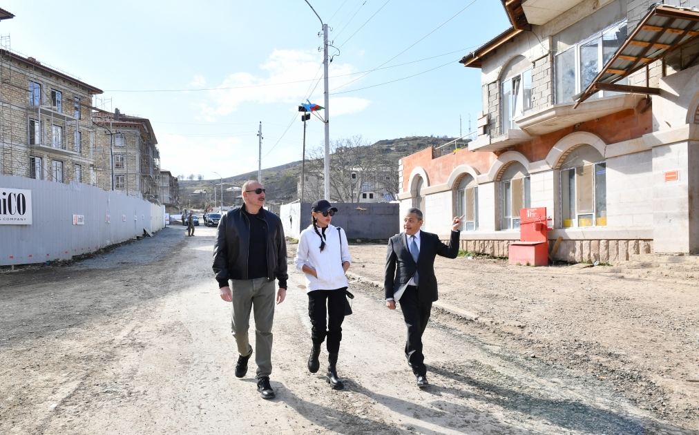 Prezident İlham Əliyev və Birinci xanım Mehriban Əliyeva Şuşada 23 binadan ibarət yaşayış kompleksində aparılan tikinti işləri ilə tanış olublar (YENİLƏNİB) (FOTO)