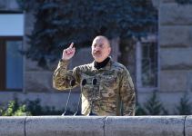 Prezident İlham Əliyev və Birinci xanım Mehriban Əliyeva Xankəndidə hərbi paradda iştirak ediblər (FOTO/VİDEO) (YENİLƏNİB)