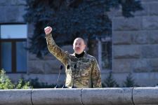 Prezident İlham Əliyev və Birinci xanım Mehriban Əliyeva Xankəndidə hərbi paradda iştirak ediblər (FOTO/VİDEO) (YENİLƏNİB)