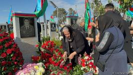 Xalq şəhidlərini ziyarət edir - İkinci Şəhidlər xiyabanından VİDEOREPORTAJ (FOTO)
