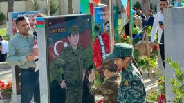 Xalq şəhidlərini ziyarət edir - İkinci Şəhidlər xiyabanından VİDEOREPORTAJ (FOTO)
