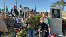 Xalq şəhidlərini ziyarət edir - İkinci Şəhidlər xiyabanından VİDEOREPORTAJ (FOTO)