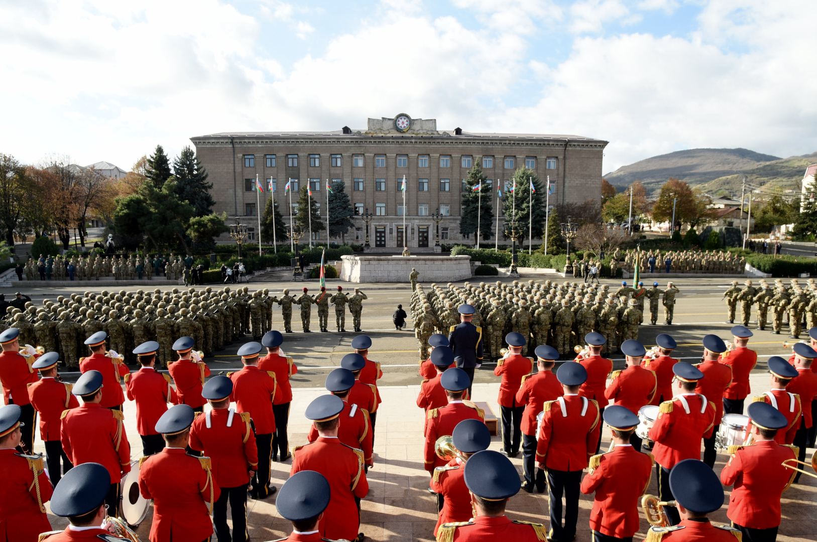 Prezident İlham Əliyev və Birinci xanım Mehriban Əliyeva Xankəndidə hərbi paradda iştirak ediblər (FOTO/VİDEO) (YENİLƏNİB)