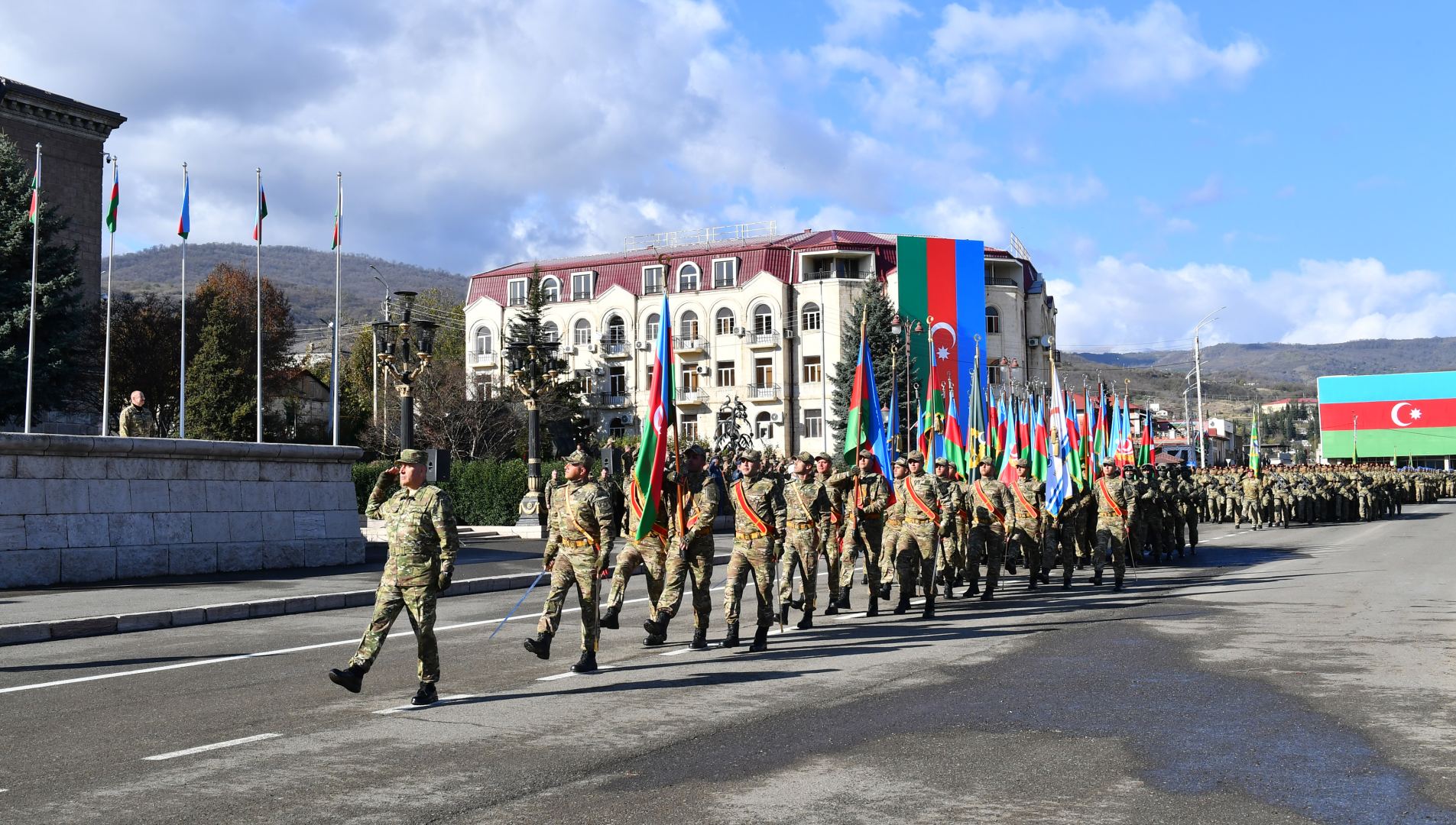 Prezident İlham Əliyev və Birinci xanım Mehriban Əliyeva Xankəndidə hərbi paradda iştirak ediblər (FOTO/VİDEO) (YENİLƏNİB)