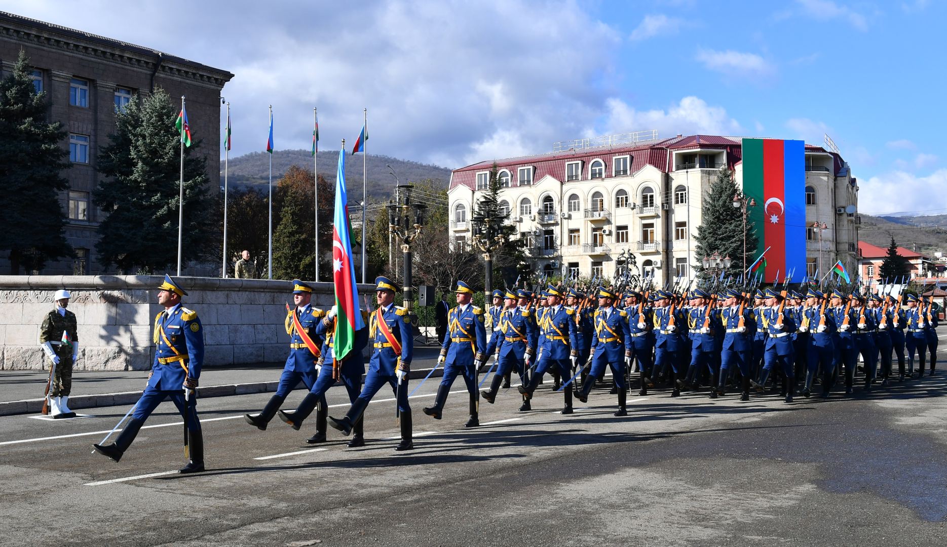 Prezident İlham Əliyev və Birinci xanım Mehriban Əliyeva Xankəndidə hərbi paradda iştirak ediblər (FOTO/VİDEO) (YENİLƏNİB)