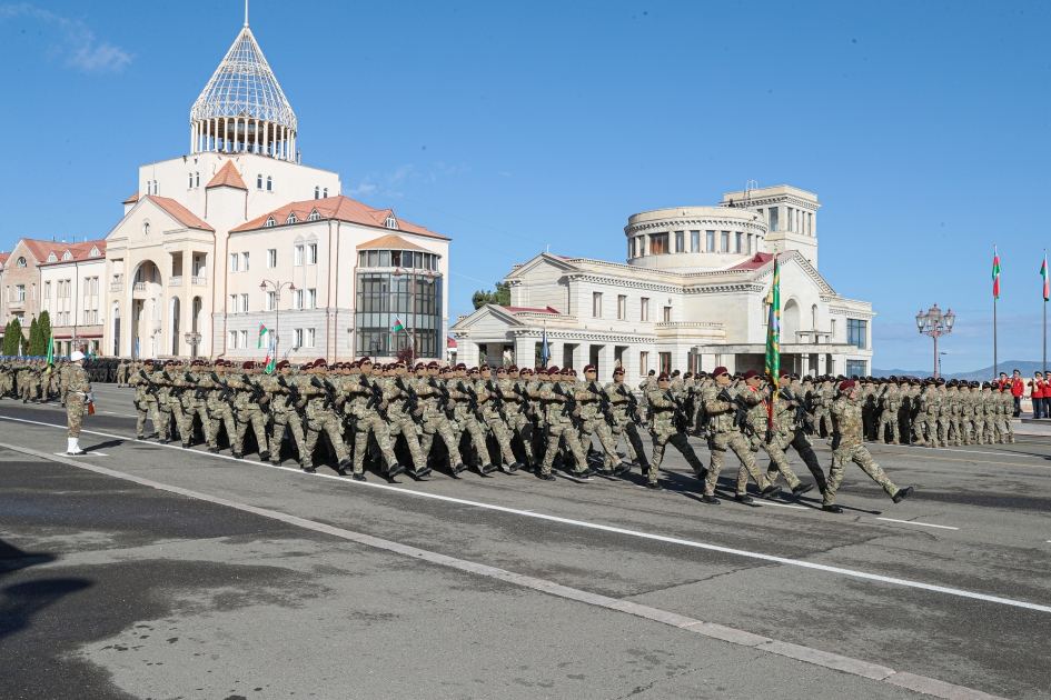 Prezident İlham Əliyev və Birinci xanım Mehriban Əliyeva Xankəndidə hərbi paradda iştirak ediblər (FOTO/VİDEO) (YENİLƏNİB)