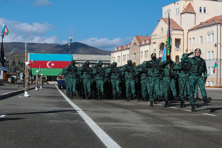 Prezident İlham Əliyev və Birinci xanım Mehriban Əliyeva Xankəndidə hərbi paradda iştirak ediblər (FOTO/VİDEO) (YENİLƏNİB)