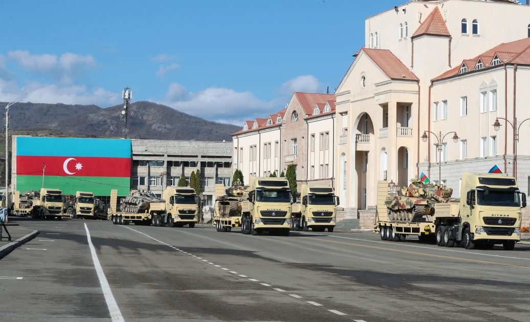 Prezident İlham Əliyev və Birinci xanım Mehriban Əliyeva Xankəndidə hərbi paradda iştirak ediblər (FOTO/VİDEO) (YENİLƏNİB)