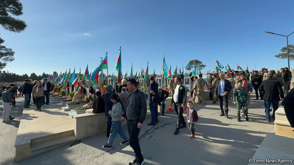 Xalq şəhidlərini ziyarət edir - İkinci Şəhidlər xiyabanından VİDEOREPORTAJ (FOTO)