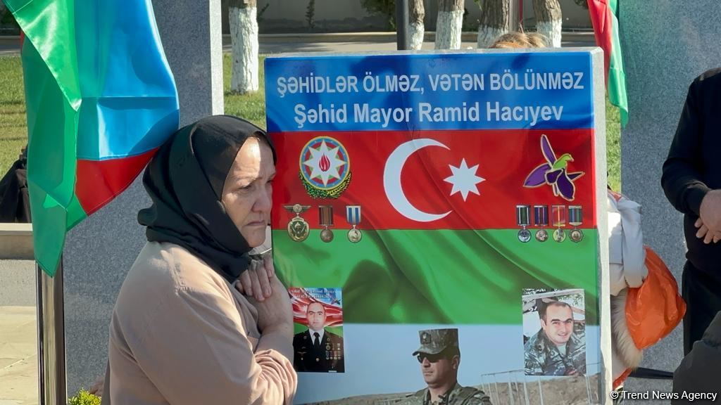 Xalq şəhidlərini ziyarət edir - İkinci Şəhidlər xiyabanından VİDEOREPORTAJ (FOTO)