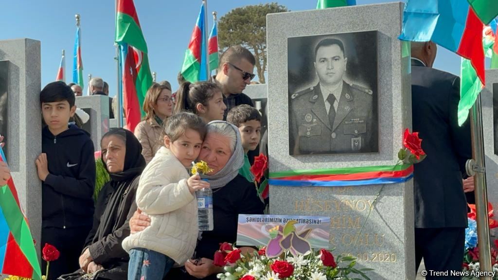 Xalq şəhidlərini ziyarət edir - İkinci Şəhidlər xiyabanından VİDEOREPORTAJ (FOTO)