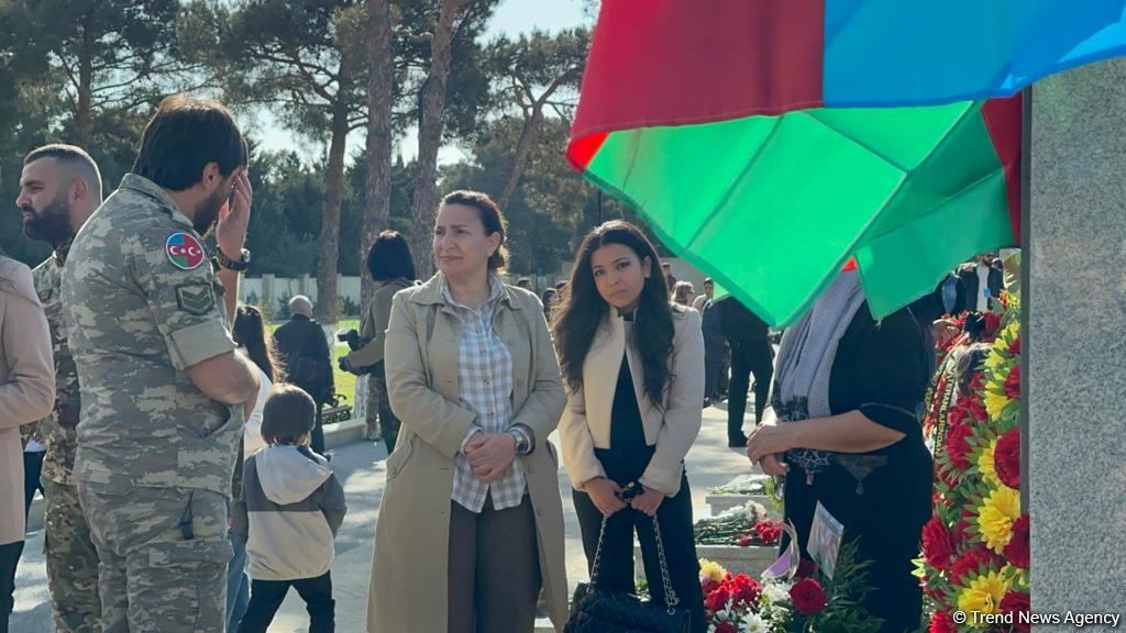Xalq şəhidlərini ziyarət edir - İkinci Şəhidlər xiyabanından VİDEOREPORTAJ (FOTO)
