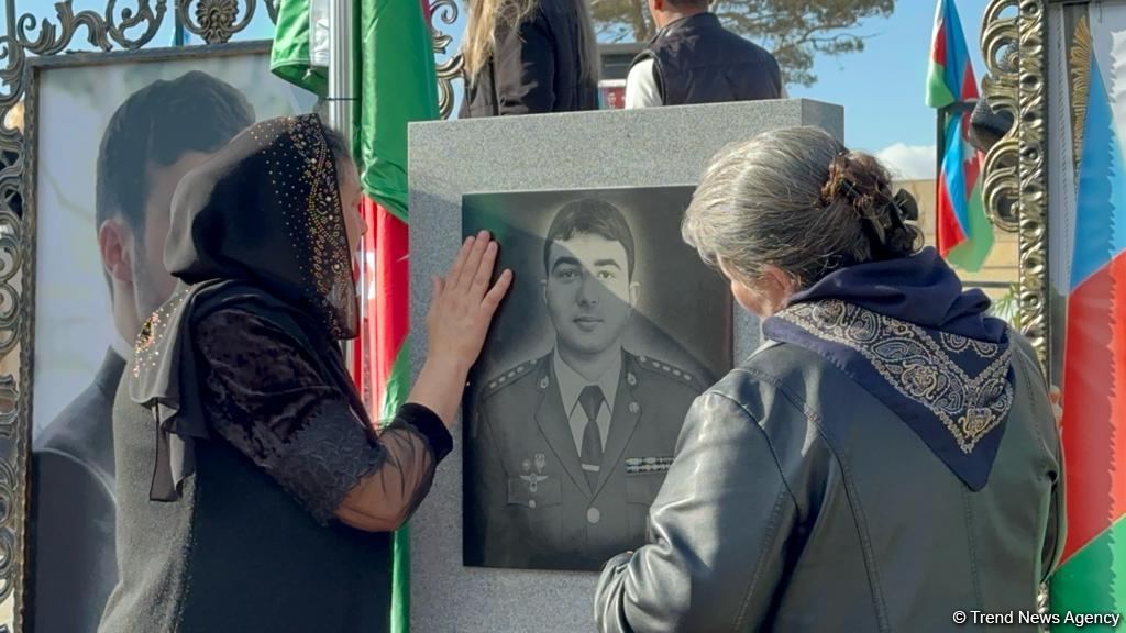 Xalq şəhidlərini ziyarət edir - İkinci Şəhidlər xiyabanından VİDEOREPORTAJ (FOTO)