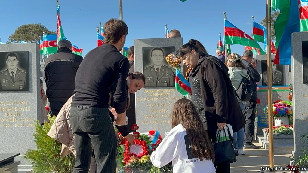 Xalq şəhidlərini ziyarət edir - İkinci Şəhidlər xiyabanından VİDEOREPORTAJ (FOTO)