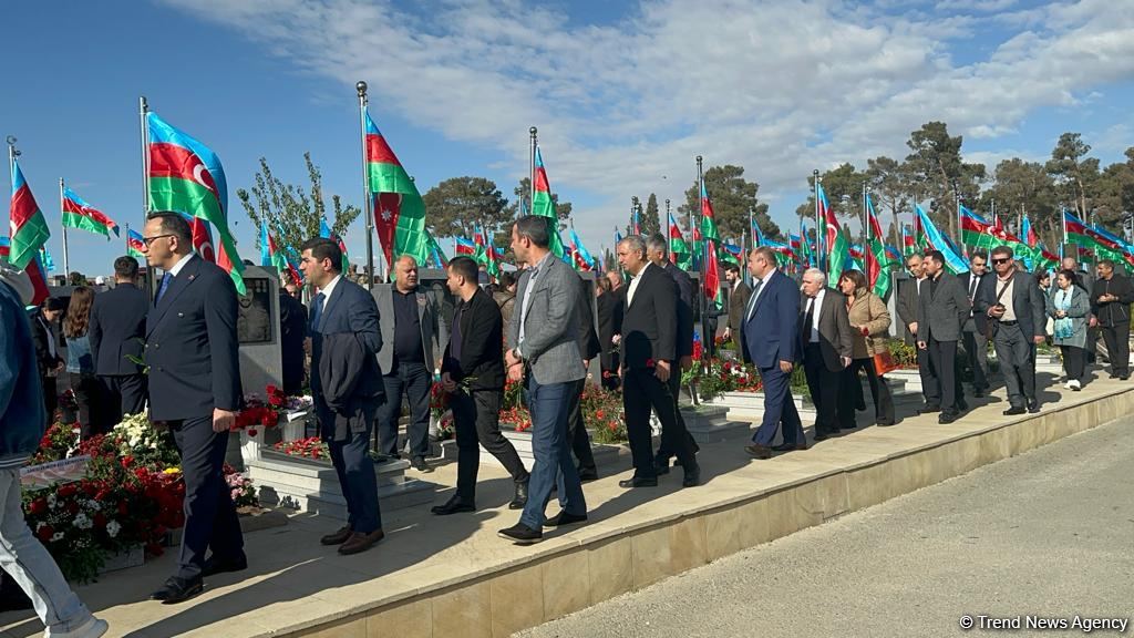 Xalq şəhidlərini ziyarət edir - İkinci Şəhidlər xiyabanından VİDEOREPORTAJ (FOTO)