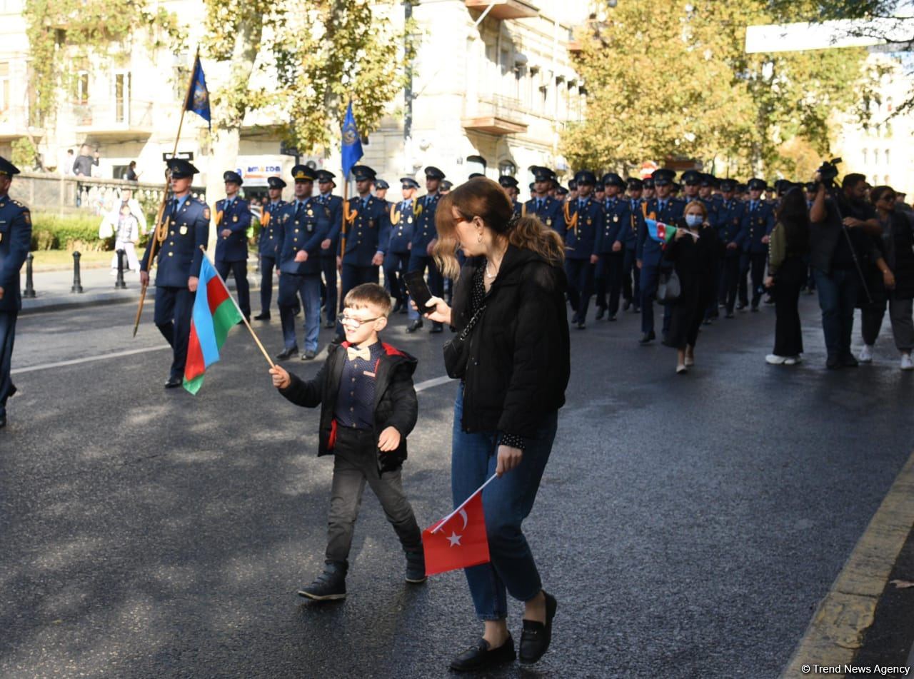 Paytaxt sakinlərinin Zəfər sevinci (FOTO)
