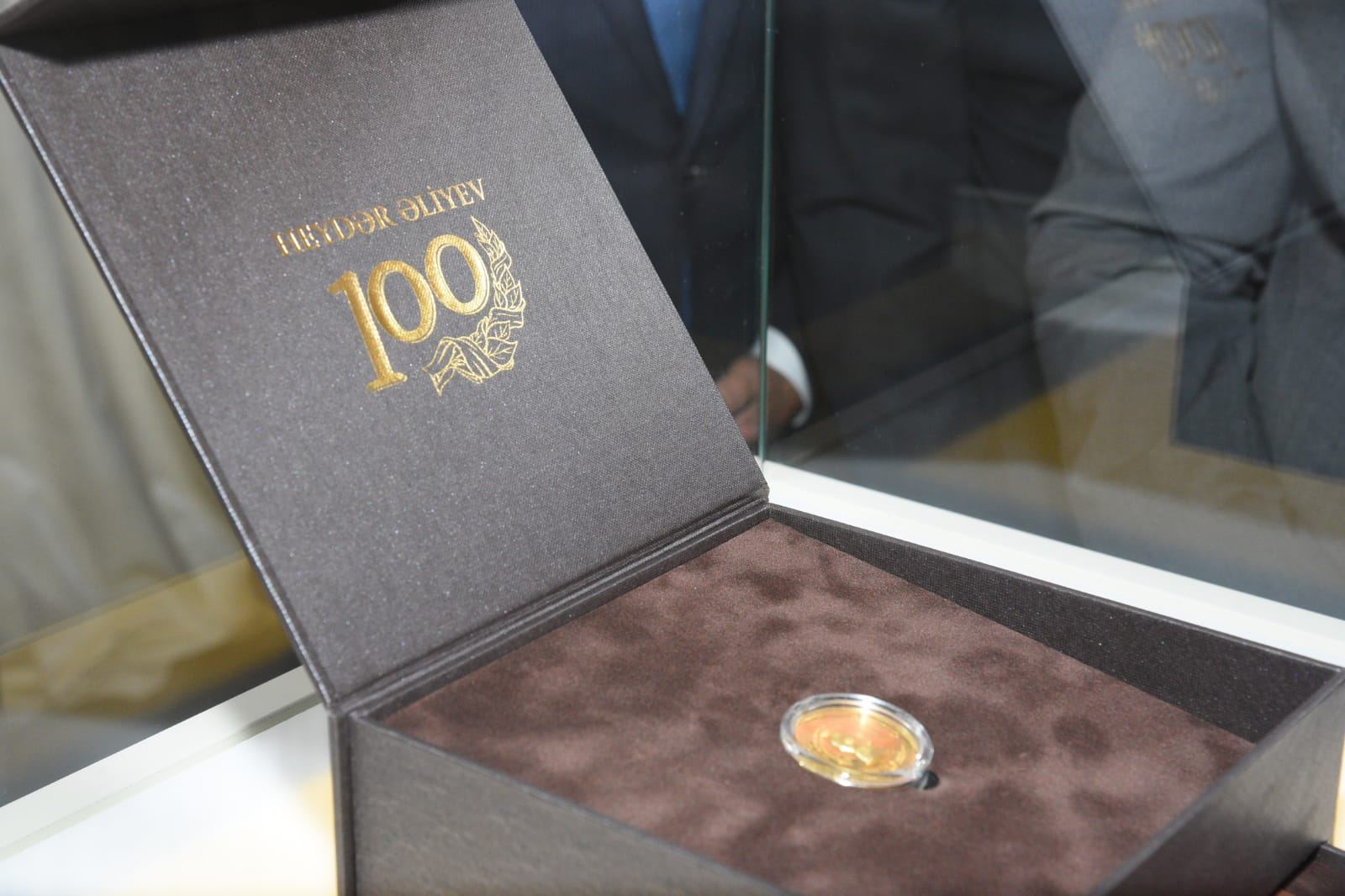 “AzerGold” QSC Ulu Öndər Heydər Əliyevin 100 illiyinə həsr olunmuş qızıl sikkənin təqdimat mərasimini keçirib