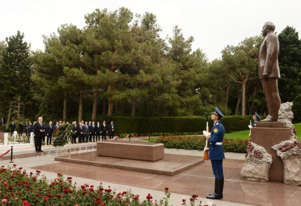 İraq Prezidenti Ulu Öndər Heydər Əliyevin məzarını ziyarət edib (FOTO)