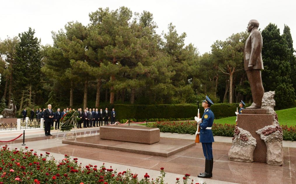 İraq Prezidenti Ulu Öndər Heydər Əliyevin məzarını ziyarət edib (FOTO)