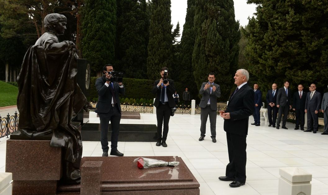 İraq Prezidenti Ulu Öndər Heydər Əliyevin məzarını ziyarət edib (FOTO)