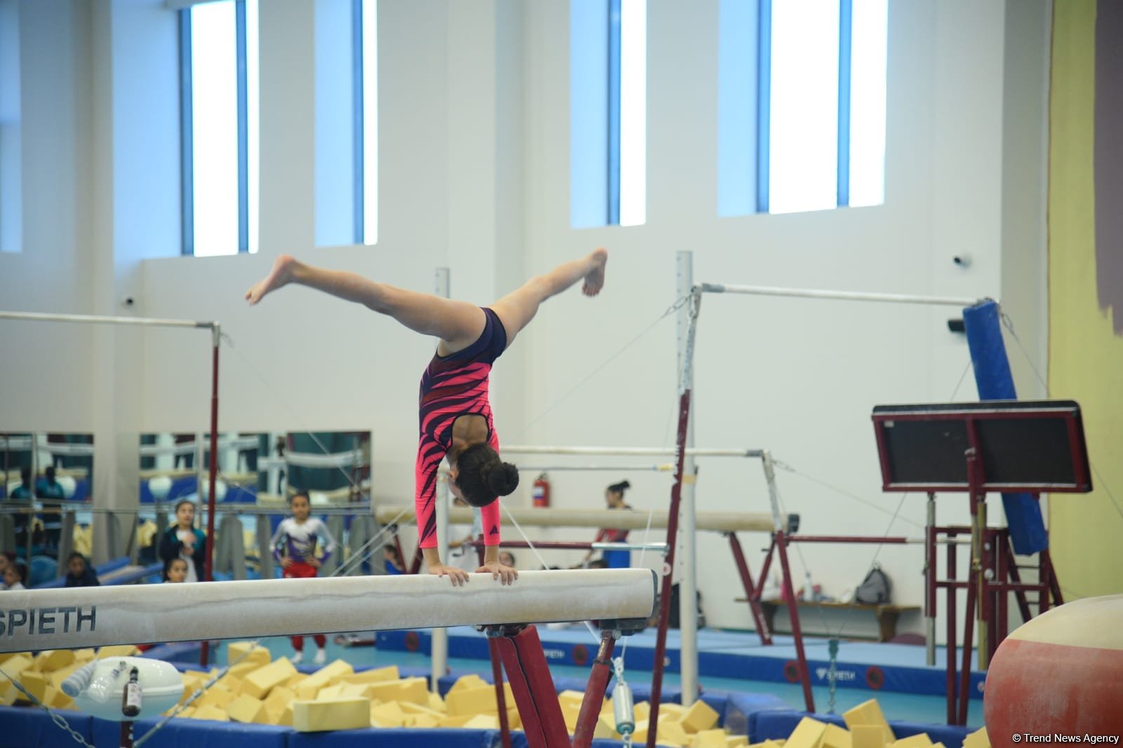 Kişi və qadın idman gimnastikası üzrə Azərbaycan çempionatları və Bakı birinciliyinin yarışlarına start verilib (FOTO)