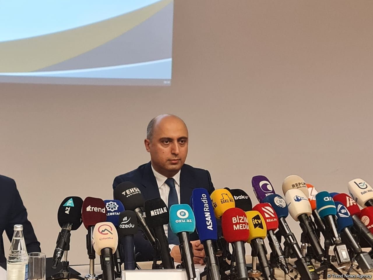 Təhsilin daha ciddi, ağrılı problemləri var, bunlara yönəlməliyik - Emin Əmrullayev