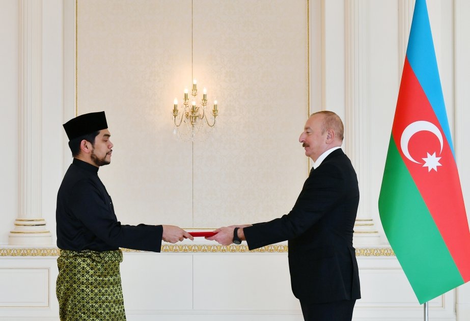 Prezident İlham Əliyev Malayziyanın Azərbaycanda yeni təyin olunmuş səfirinin etimadnaməsini qəbul edib (FOTO/VİDEO) (YENİLƏNİB)