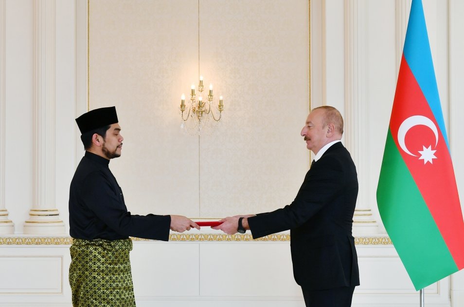 Prezident İlham Əliyev Malayziyanın Azərbaycanda yeni təyin olunmuş səfirinin etimadnaməsini qəbul edib (FOTO/VİDEO) (YENİLƏNİB)