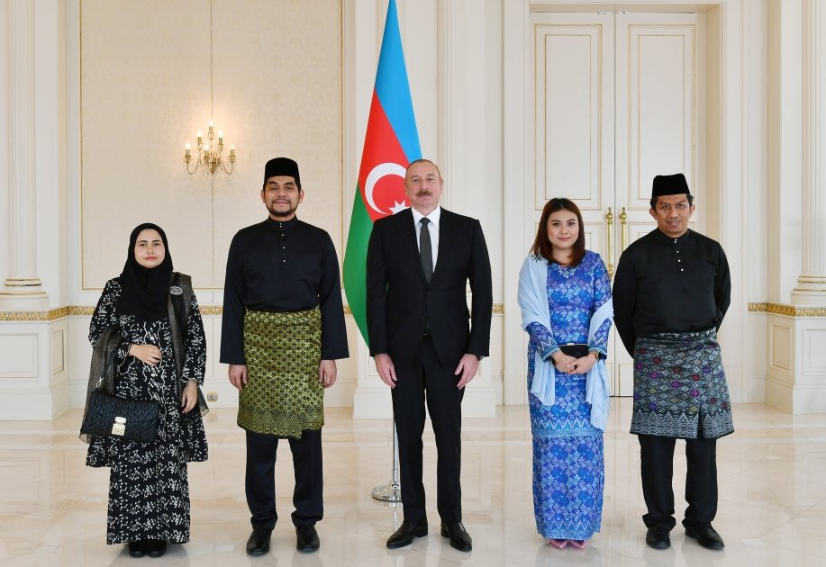 Prezident İlham Əliyev Malayziyanın Azərbaycanda yeni təyin olunmuş səfirinin etimadnaməsini qəbul edib (FOTO/VİDEO) (YENİLƏNİB)