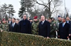 Prezidenti İlham Əliyev və Aleksandar Vuçiç hərbi texnika və avadanlıqlara baxıblar (FOTO)