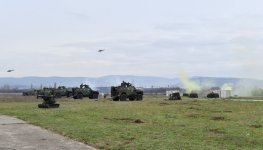 Prezidenti İlham Əliyev və Aleksandar Vuçiç hərbi texnika və avadanlıqlara baxıblar (FOTO)