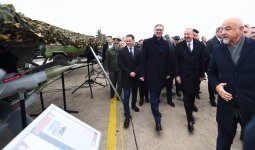 Prezidenti İlham Əliyev və Aleksandar Vuçiç hərbi texnika və avadanlıqlara baxıblar (FOTO)