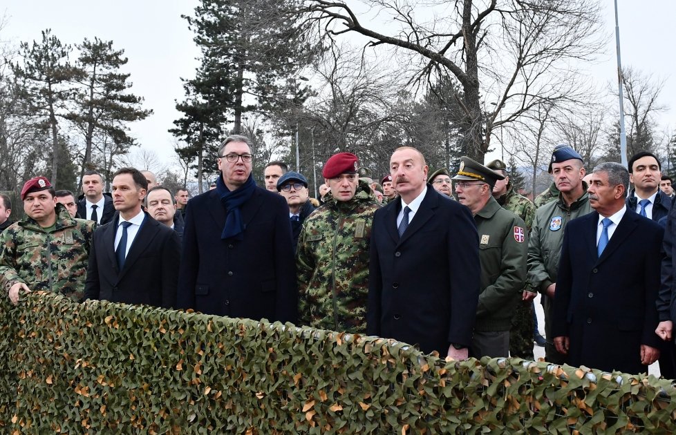 Prezidenti İlham Əliyev və Aleksandar Vuçiç hərbi texnika və avadanlıqlara baxıblar (FOTO)