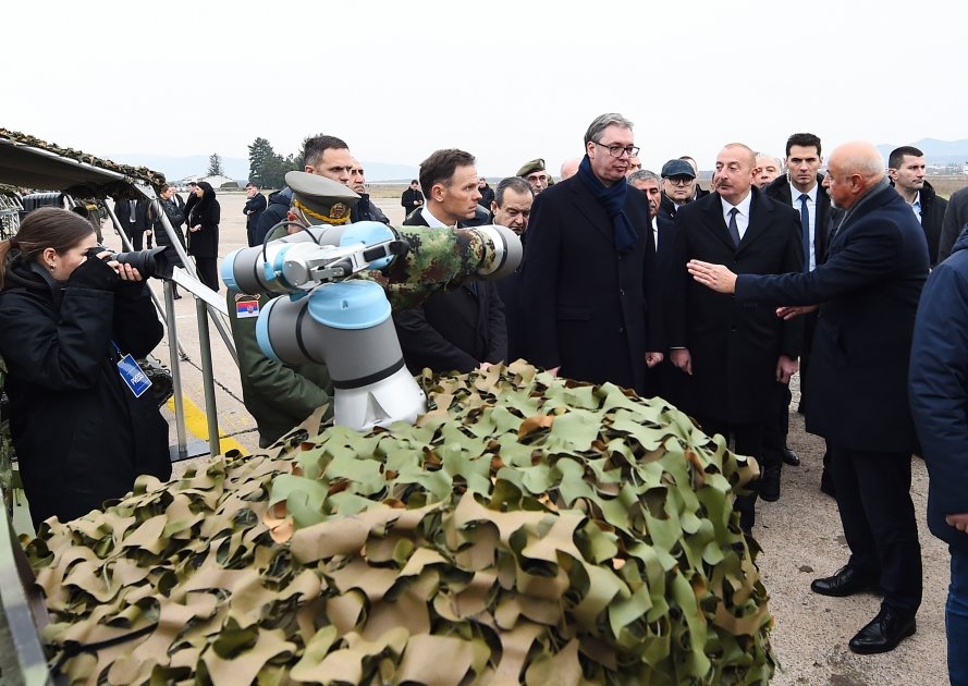 Prezidenti İlham Əliyev və Aleksandar Vuçiç hərbi texnika və avadanlıqlara baxıblar (FOTO)