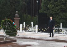 Prezident İlham Əliyev Ümummilli Lider Heydər Əliyevin məzarını ziyarət edib (FOTO/VİDEO) (YENİLƏNİB)