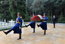 Prezident İlham Əliyev Ümummilli Lider Heydər Əliyevin məzarını ziyarət edib (FOTO/VİDEO) (YENİLƏNİB)