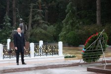 Prezident İlham Əliyev Ümummilli Lider Heydər Əliyevin məzarını ziyarət edib (FOTO/VİDEO) (YENİLƏNİB)
