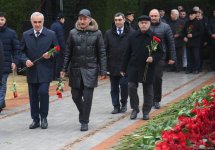 Azərbaycan xalqı Ulu Öndər Heydər Əliyevin xatirəsini yad edir (FOTO)