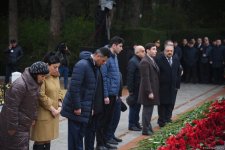 Azərbaycan xalqı Ulu Öndər Heydər Əliyevin xatirəsini yad edir (FOTO)