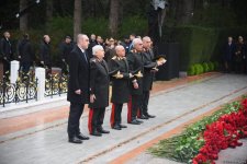 Azərbaycan xalqı Ulu Öndər Heydər Əliyevin xatirəsini yad edir (FOTO)