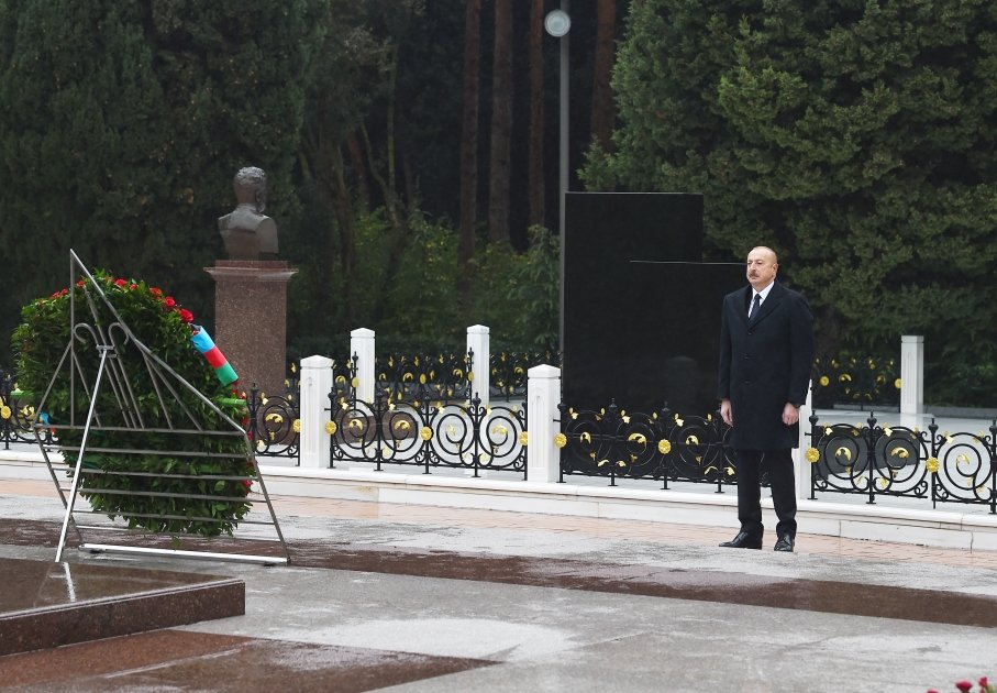 Prezident İlham Əliyev Ümummilli Lider Heydər Əliyevin məzarını ziyarət edib (FOTO/VİDEO) (YENİLƏNİB)