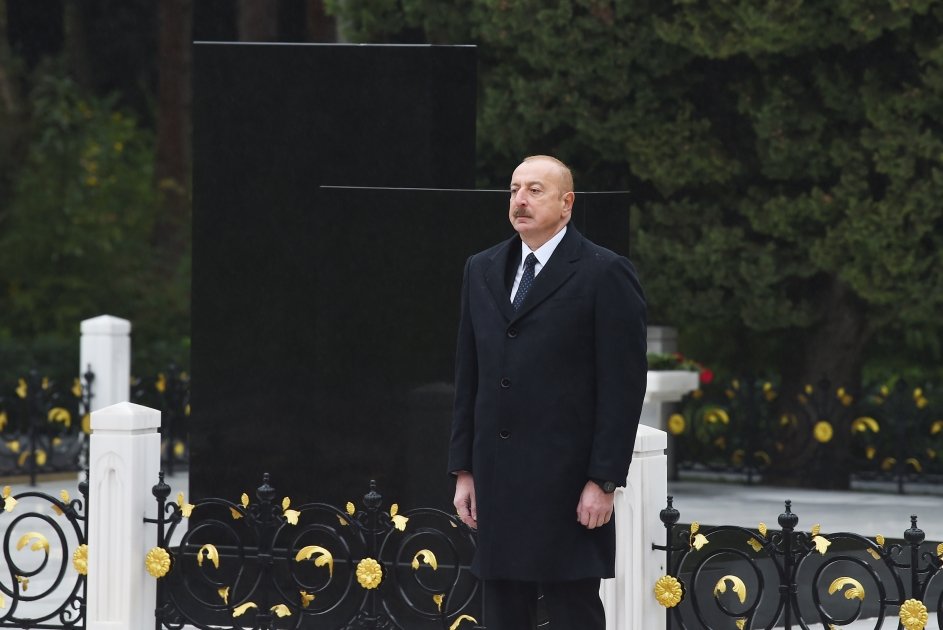 Prezident İlham Əliyev Ümummilli Lider Heydər Əliyevin məzarını ziyarət edib (FOTO/VİDEO) (YENİLƏNİB)