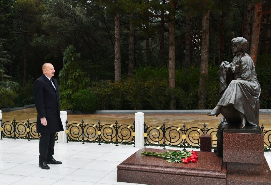 Prezident İlham Əliyev Ümummilli Lider Heydər Əliyevin məzarını ziyarət edib (FOTO/VİDEO) (YENİLƏNİB)