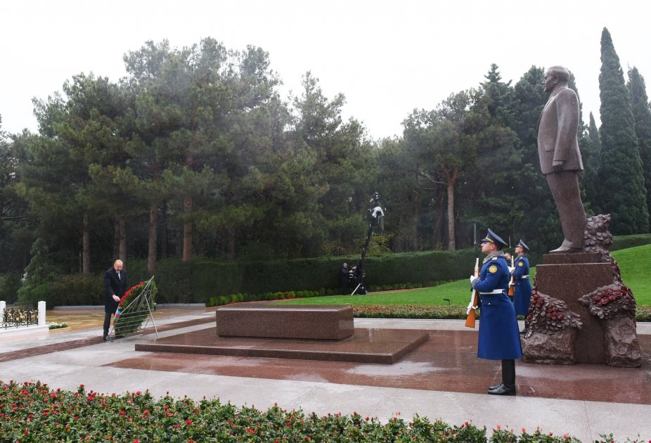 Prezident İlham Əliyev Ümummilli Lider Heydər Əliyevin məzarını ziyarət edib (FOTO/VİDEO) (YENİLƏNİB)