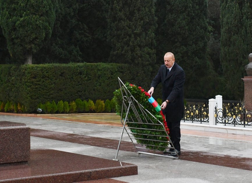 Prezident İlham Əliyev Ümummilli Lider Heydər Əliyevin məzarını ziyarət edib (FOTO/VİDEO) (YENİLƏNİB)