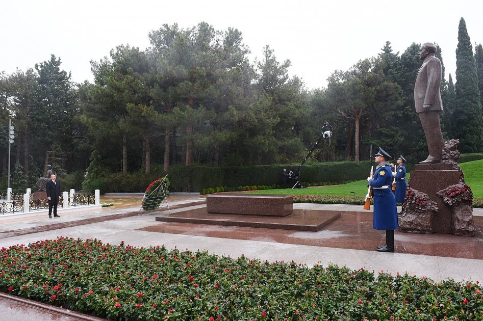 Prezident İlham Əliyev Ümummilli Lider Heydər Əliyevin məzarını ziyarət edib (FOTO/VİDEO) (YENİLƏNİB)