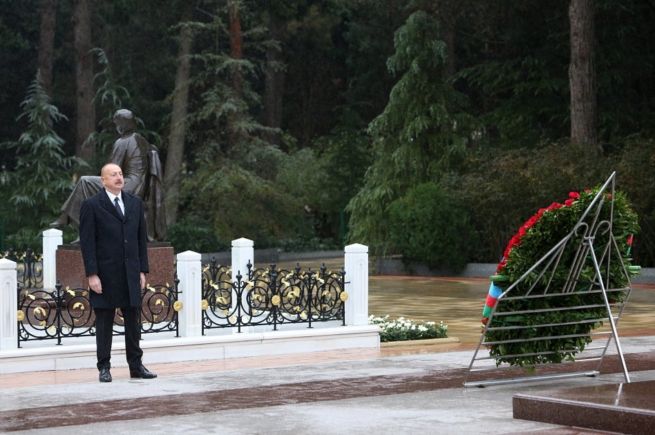 Prezident İlham Əliyev Ümummilli Lider Heydər Əliyevin məzarını ziyarət edib (FOTO/VİDEO) (YENİLƏNİB)