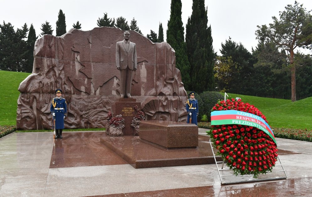 Prezident İlham Əliyev Ümummilli Lider Heydər Əliyevin məzarını ziyarət edib (FOTO/VİDEO) (YENİLƏNİB)